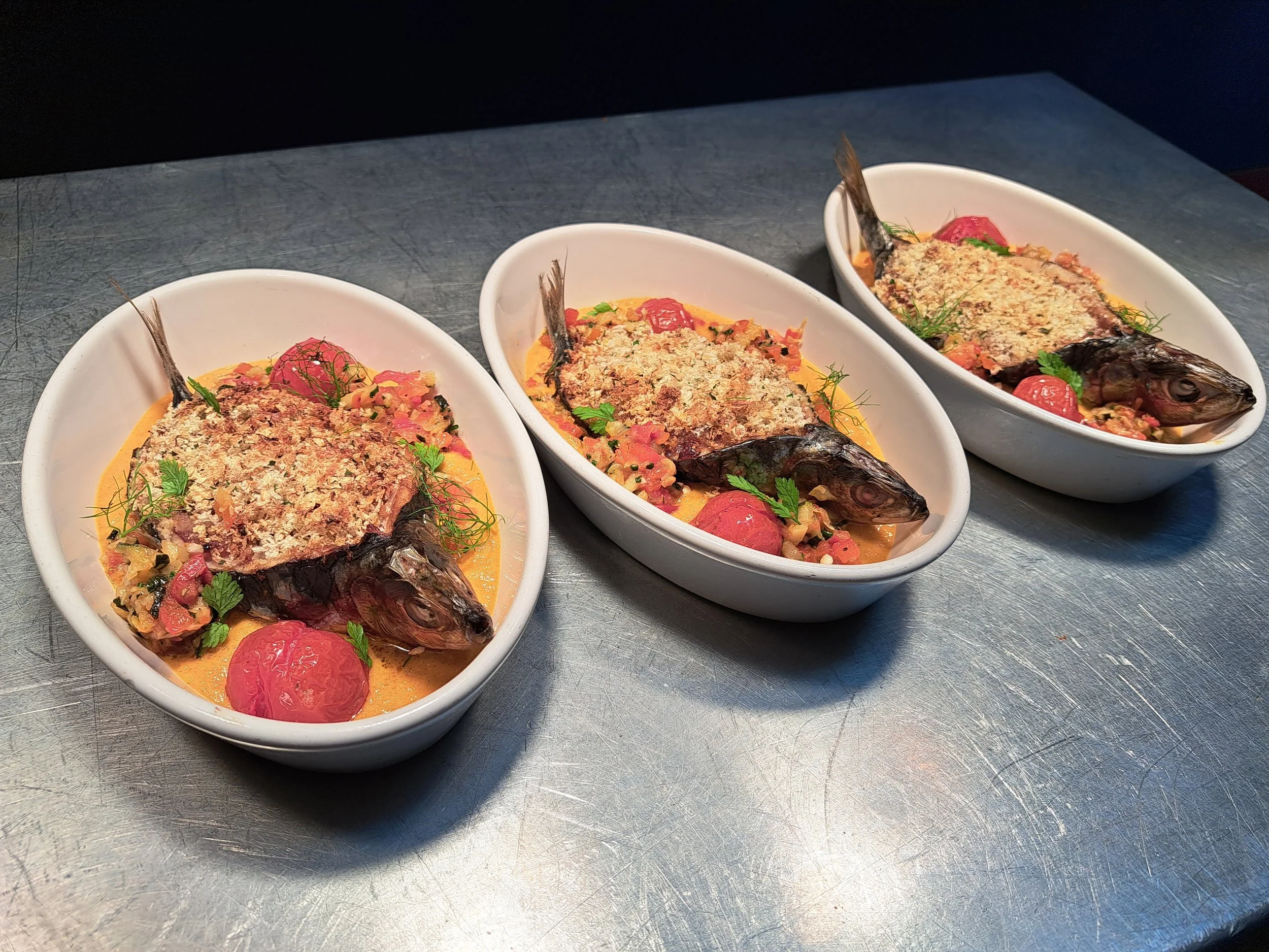 Reversed butterfly makreel, uien, gepofte tomaat, kruiden crumble, romesco saus, pittige groenten.