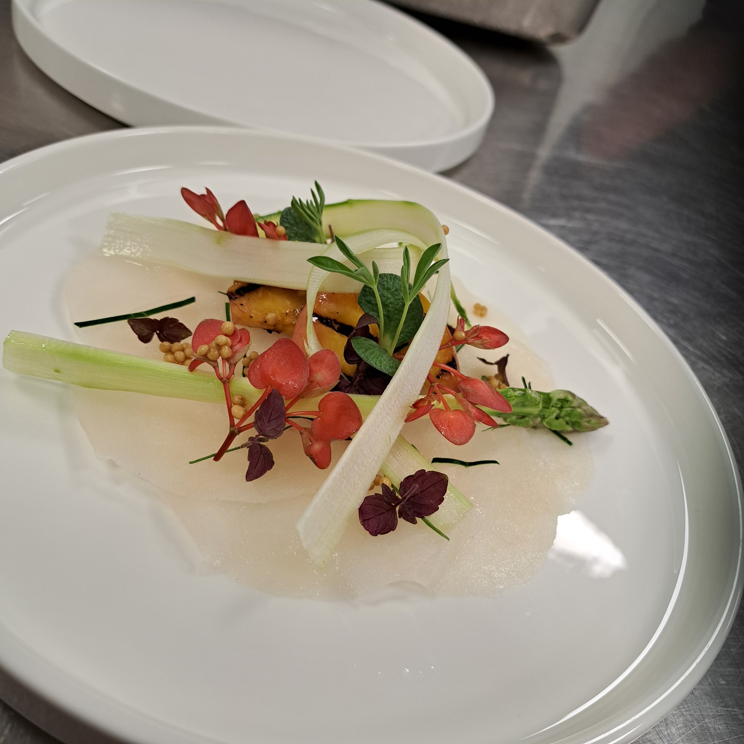 Coquille carpaccio, witte asperge, cherry cress, borage, tiger milk dressing.