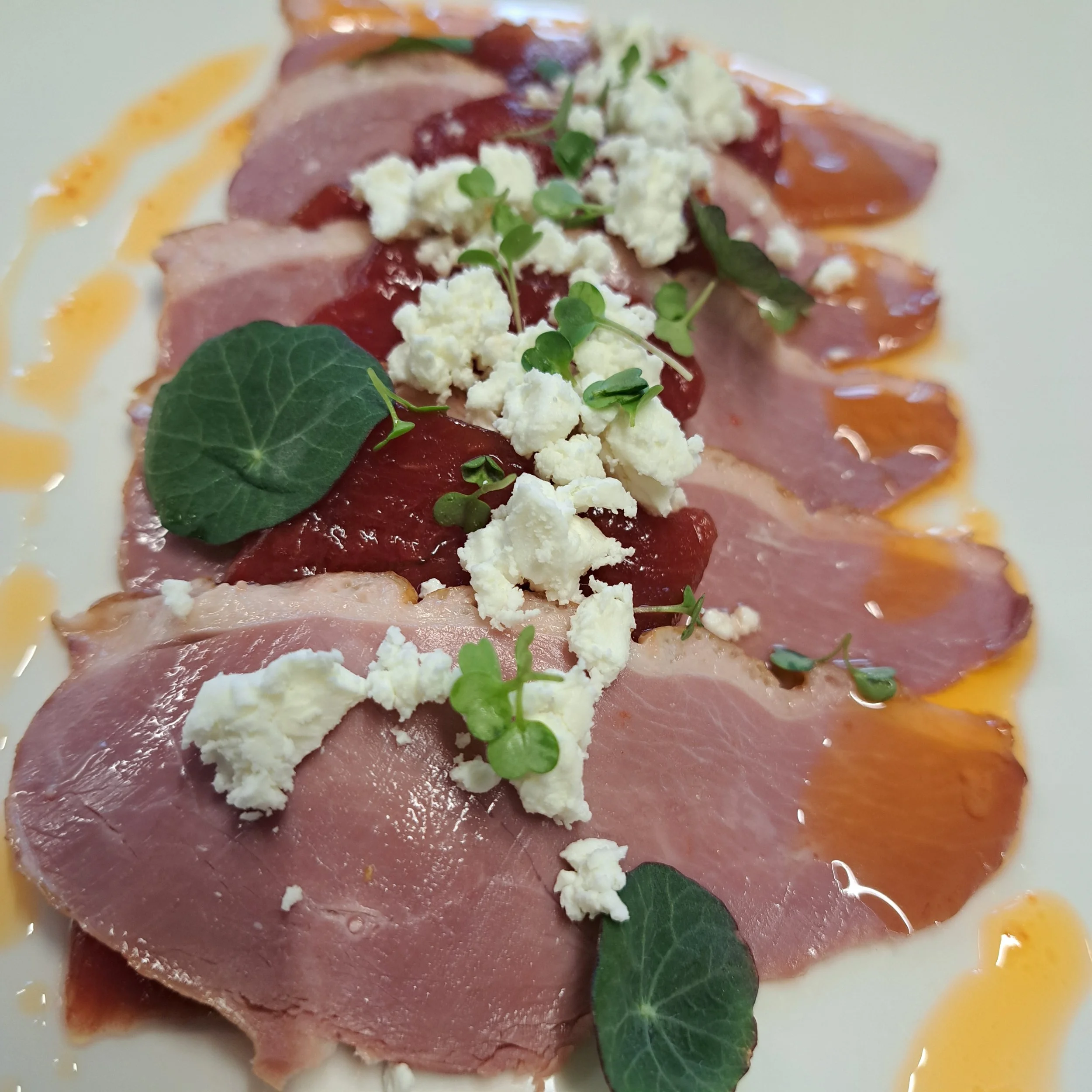 Gerookte eend, feta, cress, en chili olie