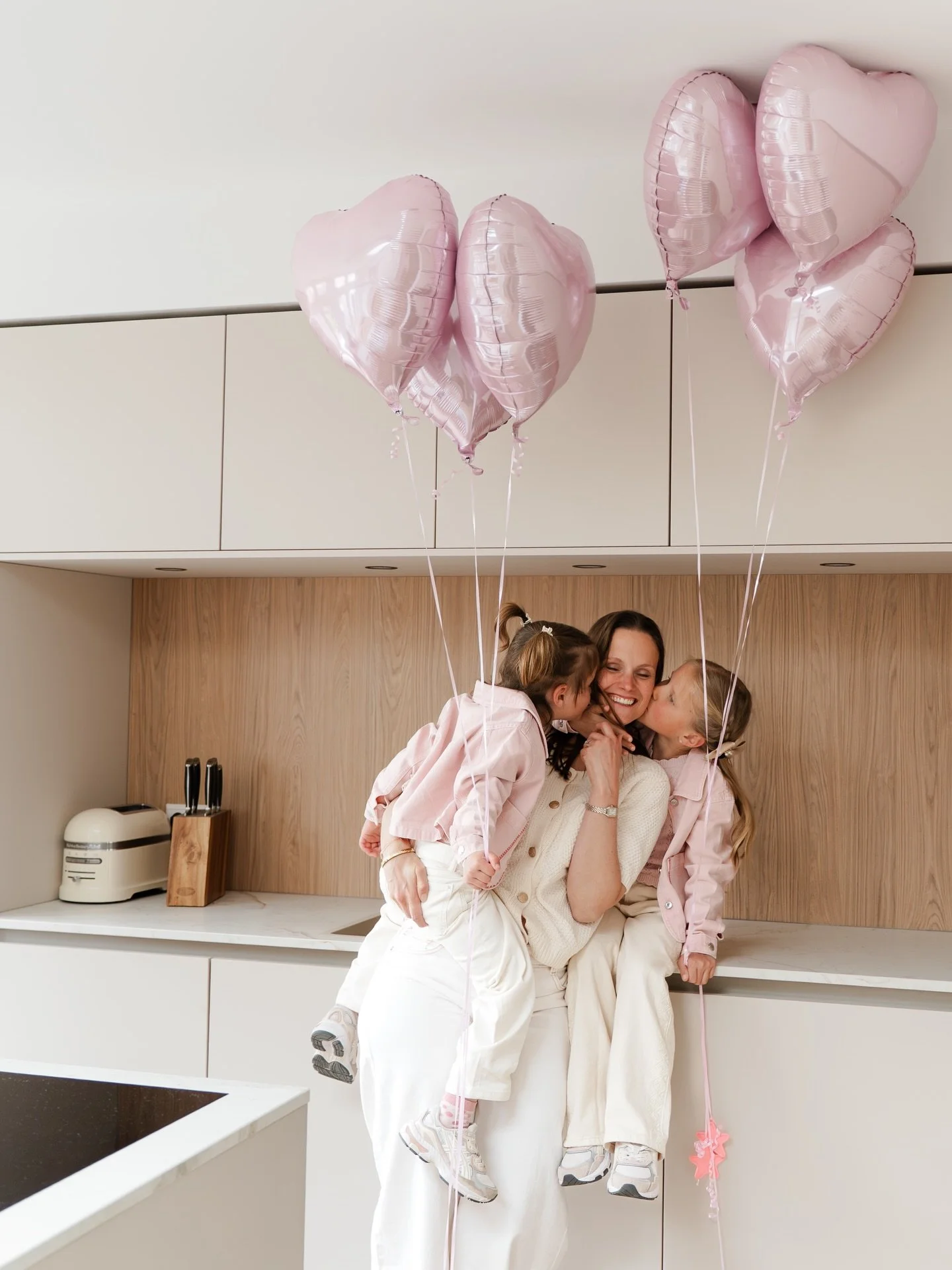 Moederdag shoot voor @deballonnerie met mijn lieve buurmeisjes 🩷