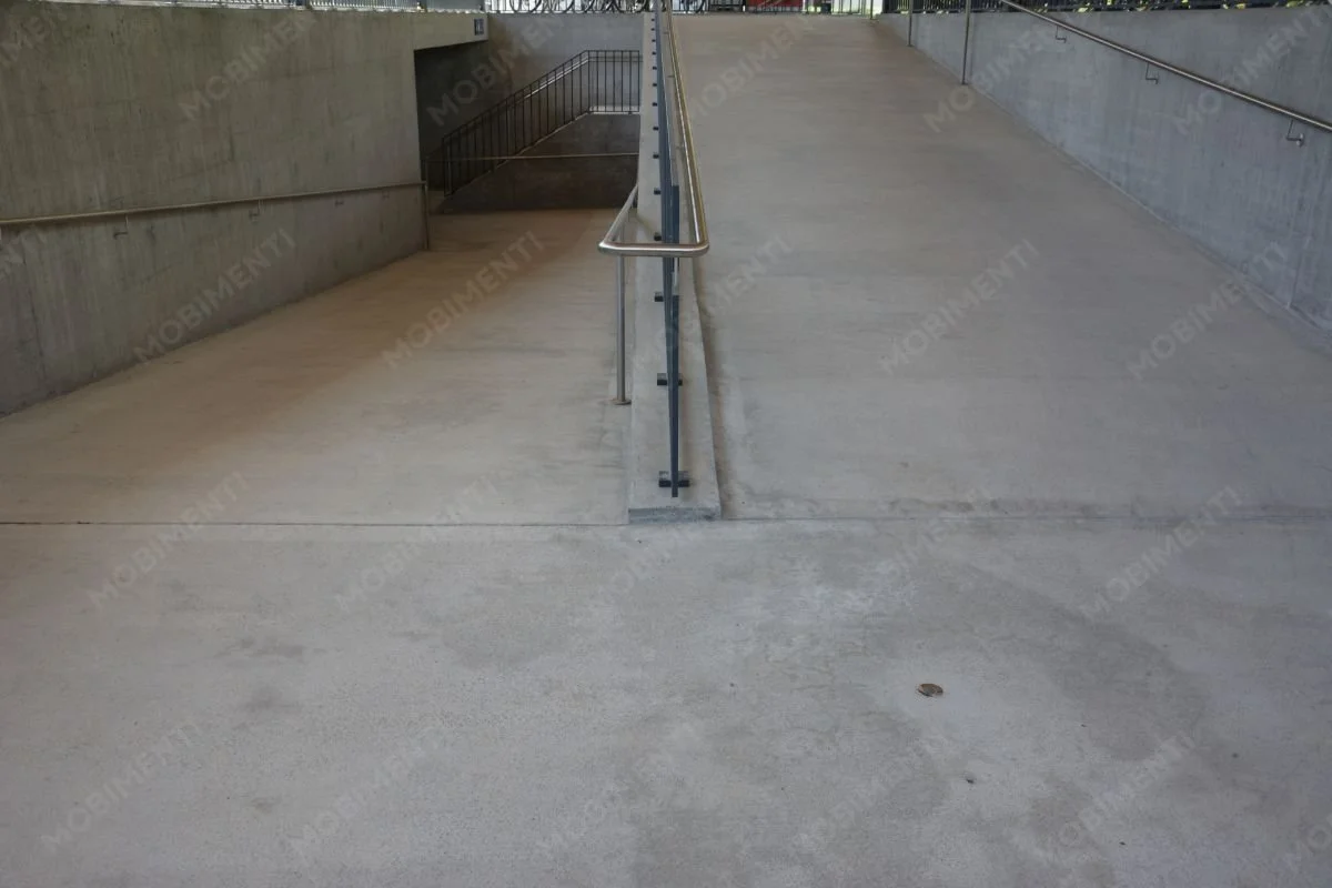 Auf‑ und Abgang mit Rampe und Treppe