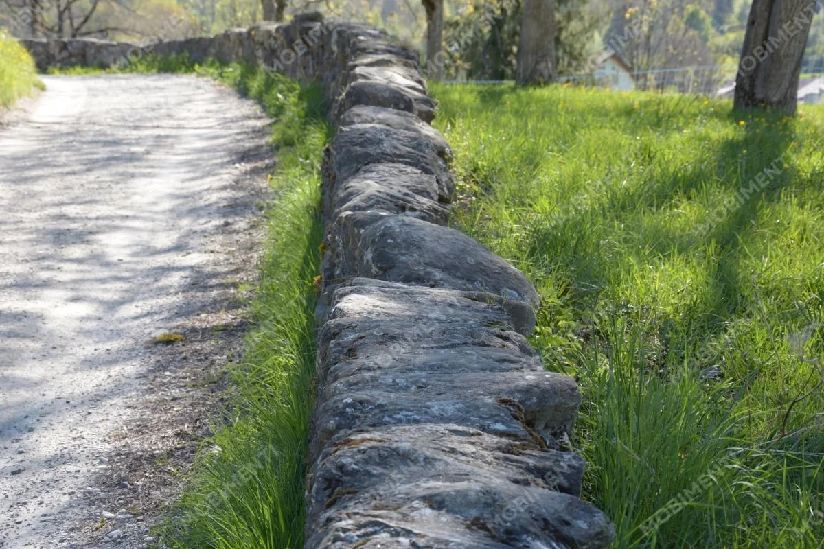 Tiefe Natursteinmauer