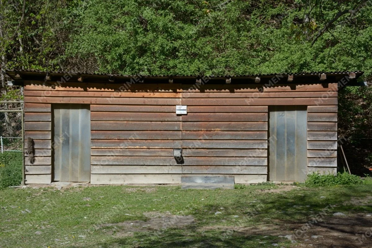 Holzbau mit zwei getrennten Eingängen