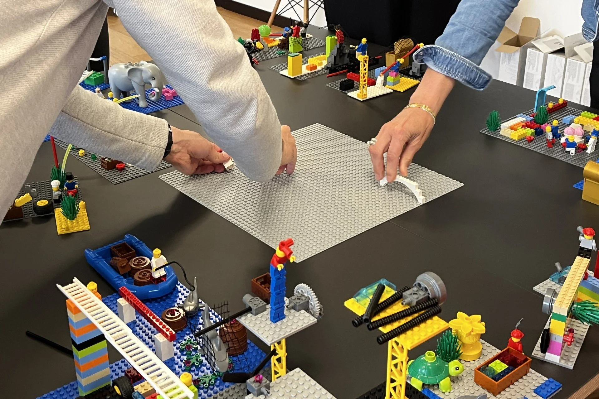 Bild zur Einordnung von LEGO® SERIOUS PLAY® Workshops für Teamarbeit, Klärung und Entscheidungsprozesse.