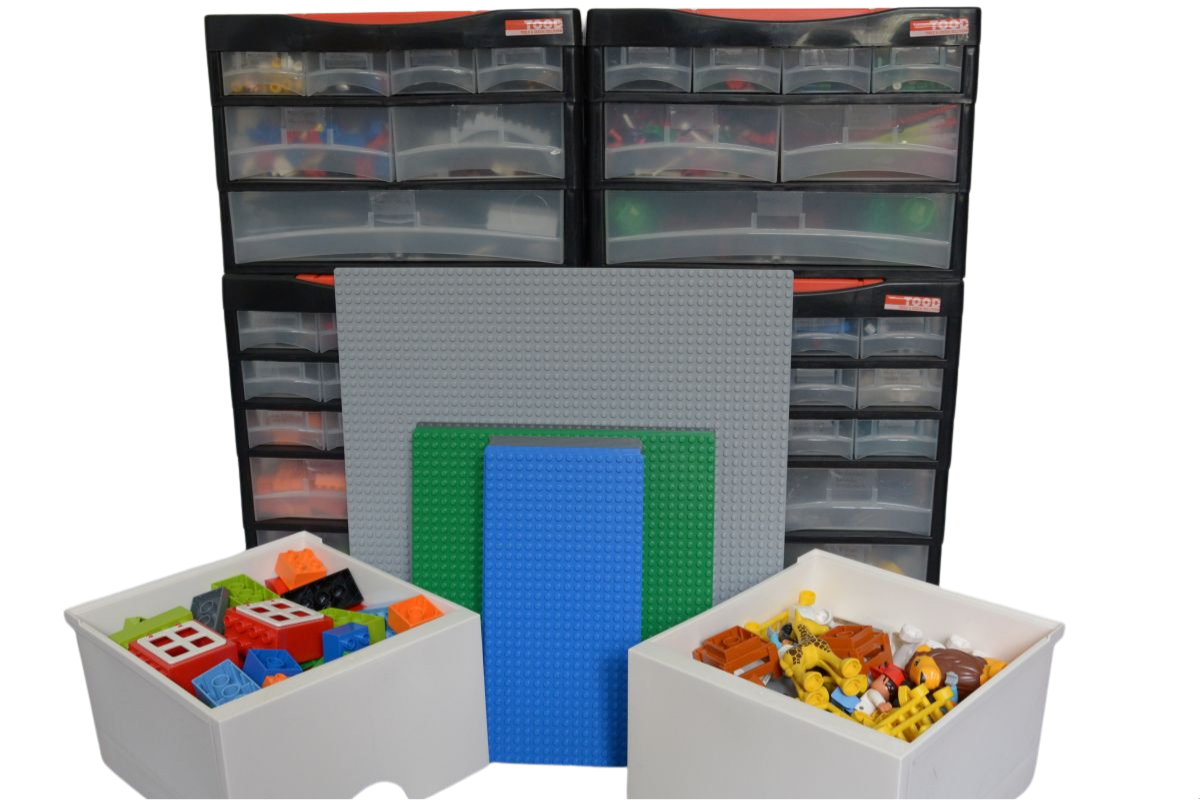 Identity & Landscape‑Set für LEGO® SERIOUS PLAY® Workshops (AT1–3) mit bis zu 12 Teilnehmenden, kompakt organisiert.