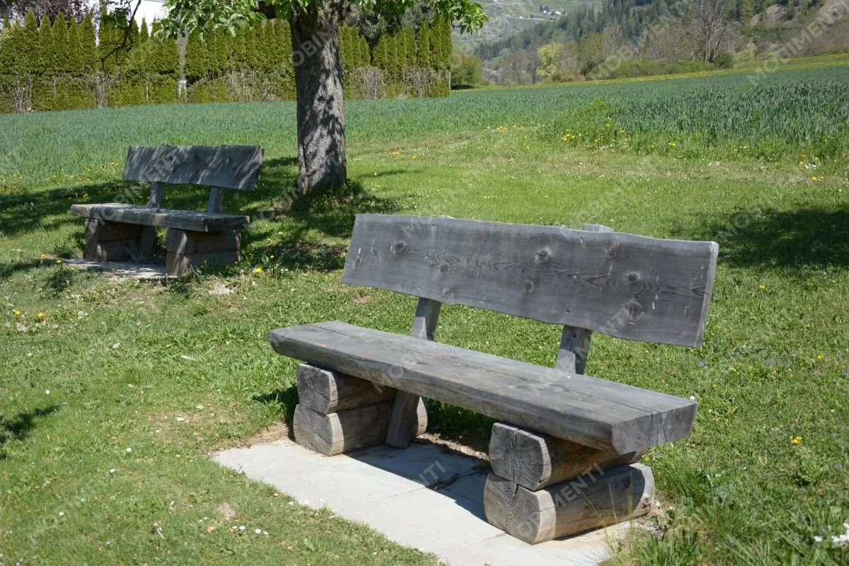 Holzbänke in Sonne und Schatten