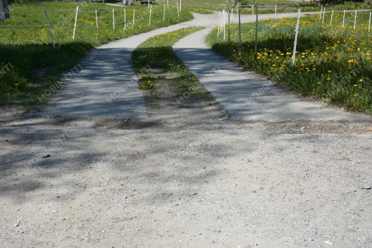 Übergang Kiesweg zu betonierter Fahrbahn