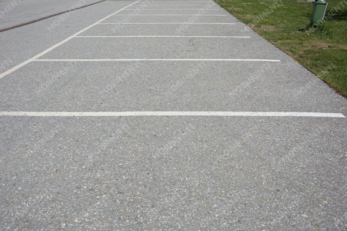 Markierte Parkfelder mit klarer Rasterstruktur