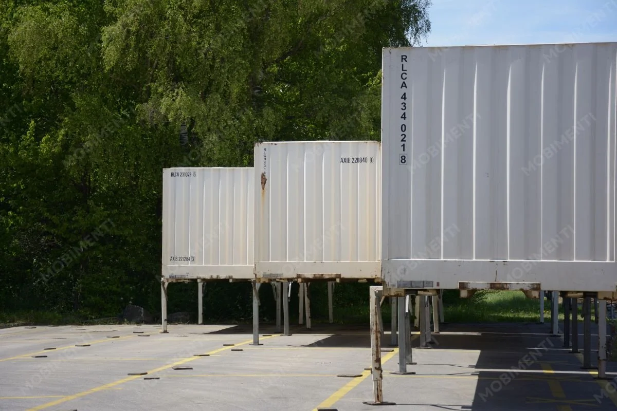 Container in gestaffelter Anordnung auf einem Platz