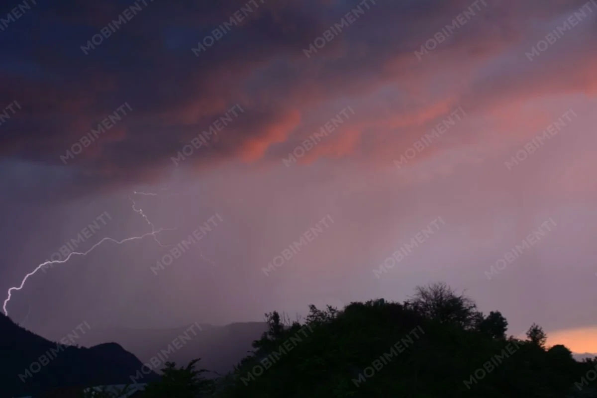 Gewitterstimmung mit Blitz – Felsberg