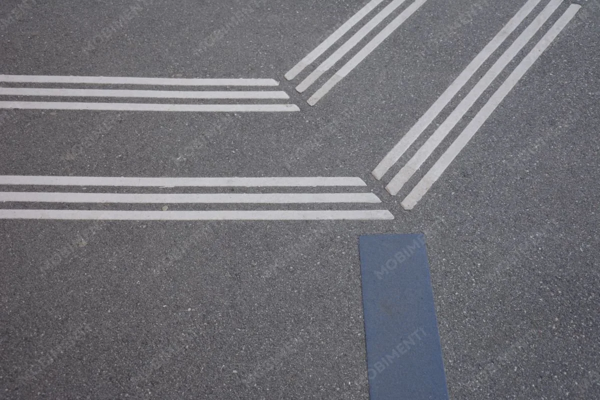 Linienmarkierungen auf Asphaltfläche