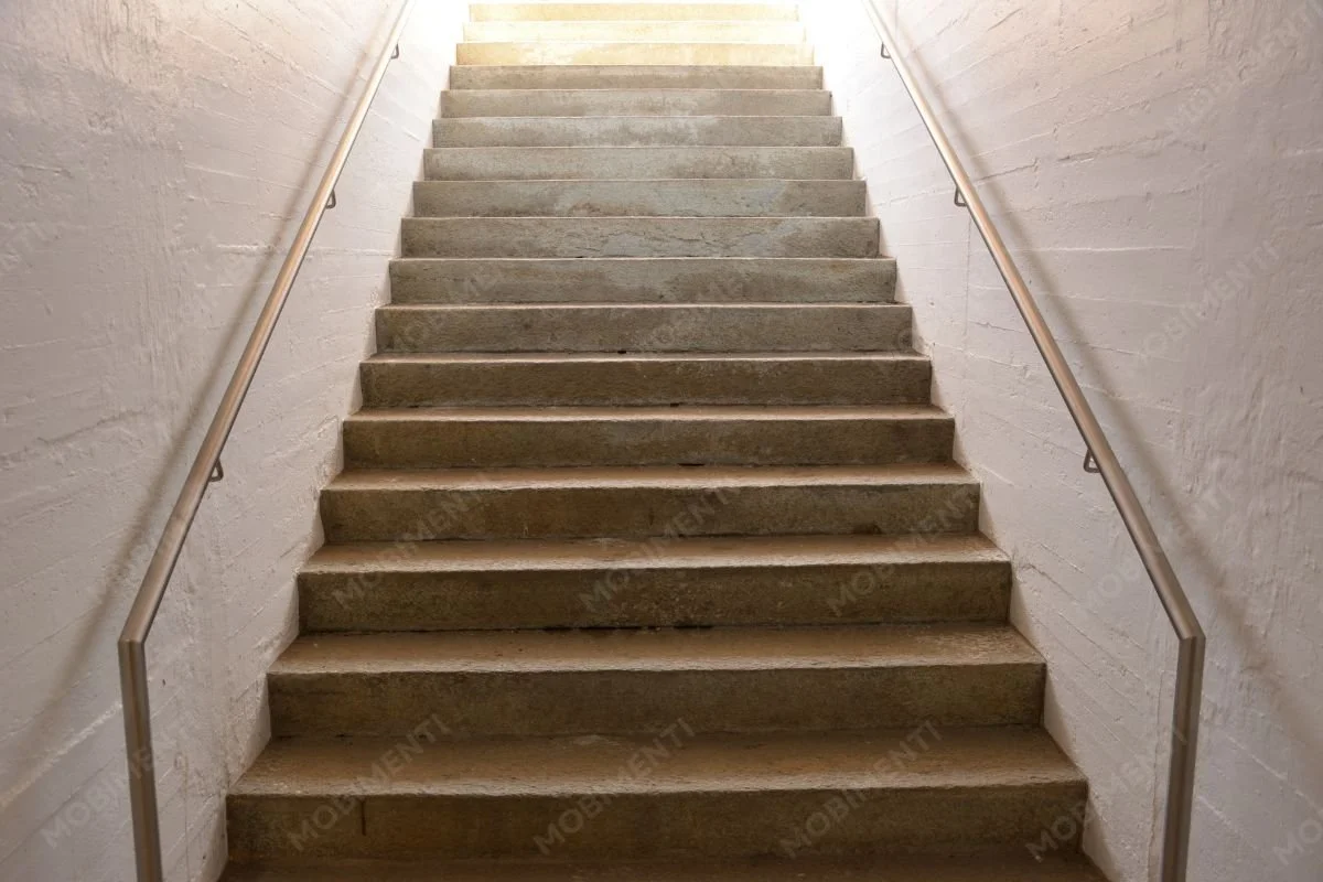 Gerade Betontreppe mit gleichmässigen Stufen