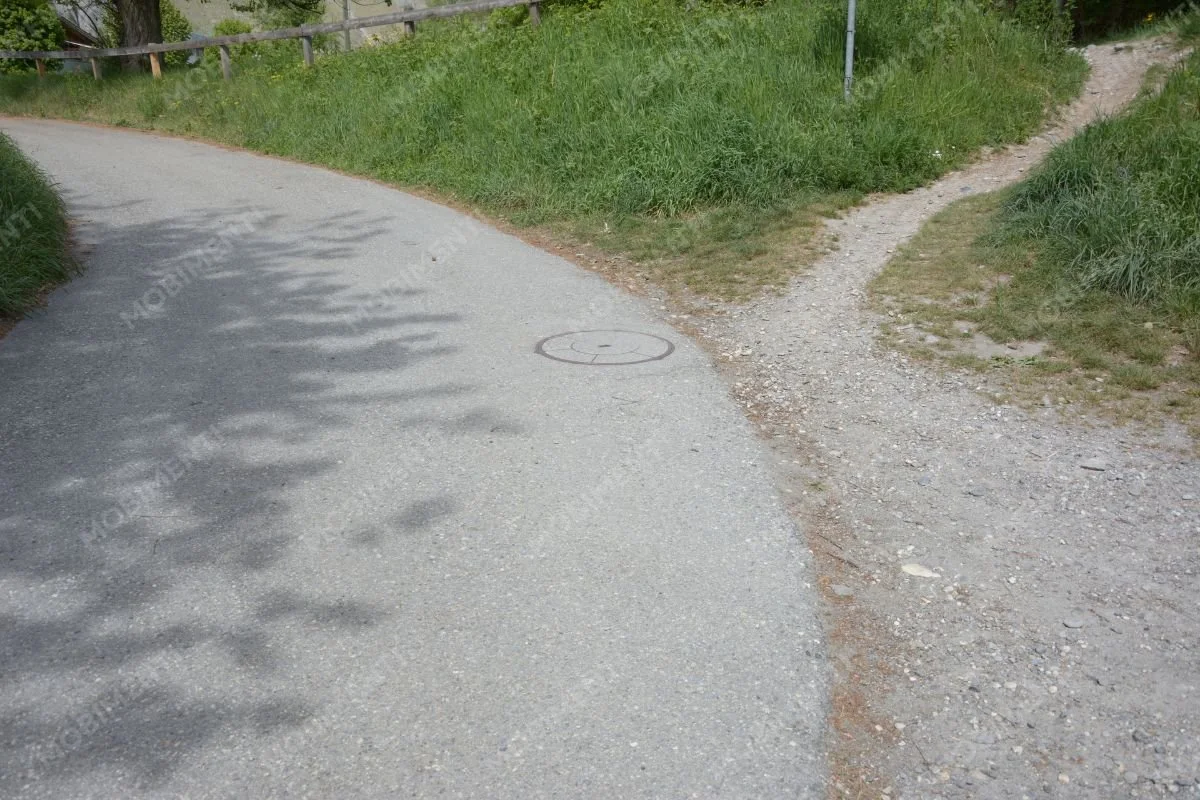 Weggabelung mit befestigtem und unbefestigtem Weg