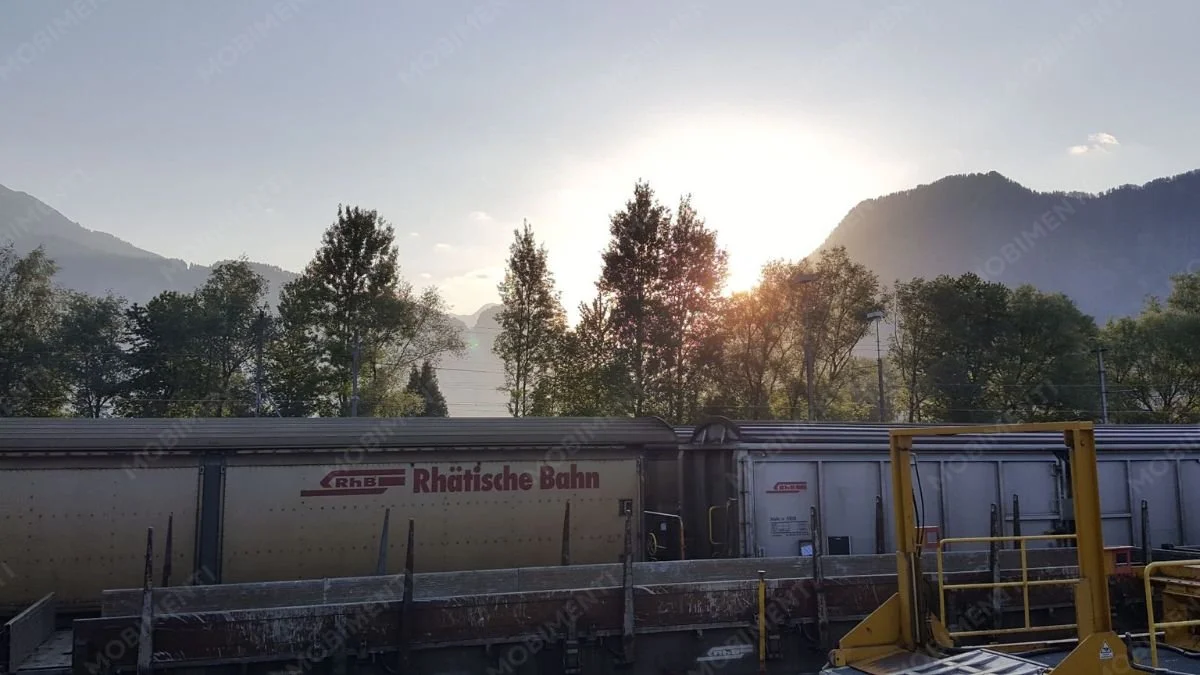 Güterumschlag Landquart im Sonnenaufgang – Rhätische Bahn