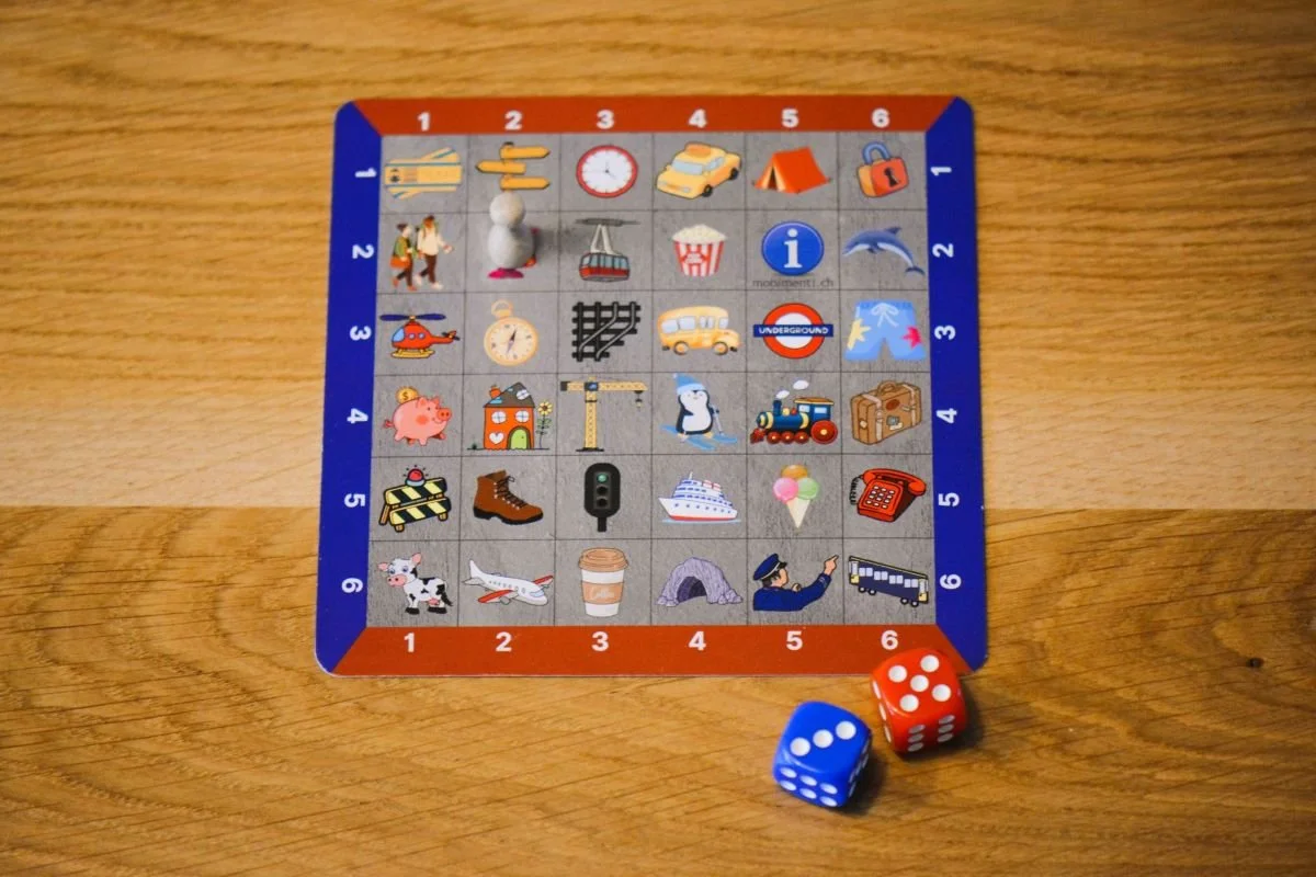 Draufsicht auf die Inspiration‑Playmat mit Würfeln auf Holztisch.