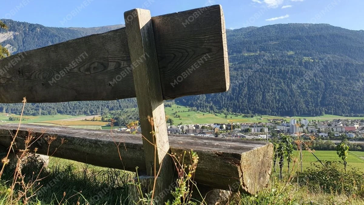 Holzbank mit Domat/Ems – Landschaftsfotografie
