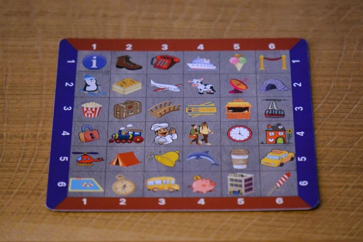 Rückseite der Playmat Inspiration mit alternativem Symbolraster auf Holztisch.