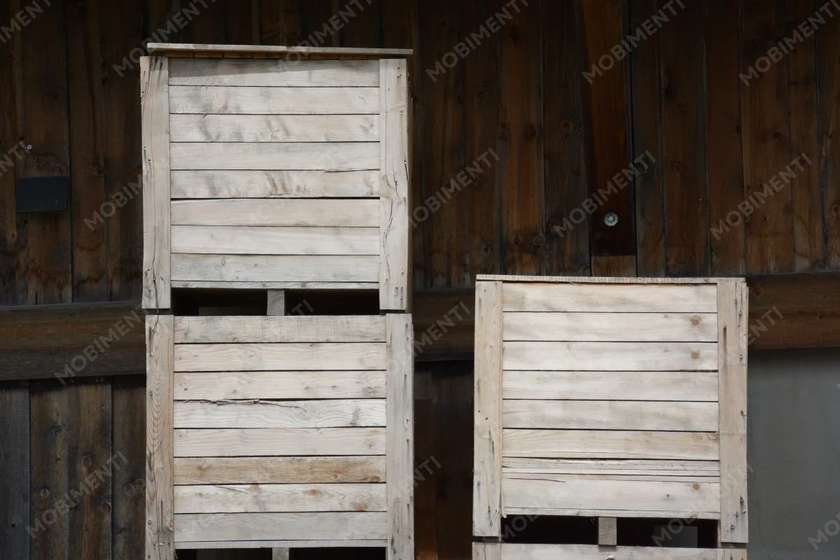 Holzkisten in unterschiedlicher Anordnung und Höhe