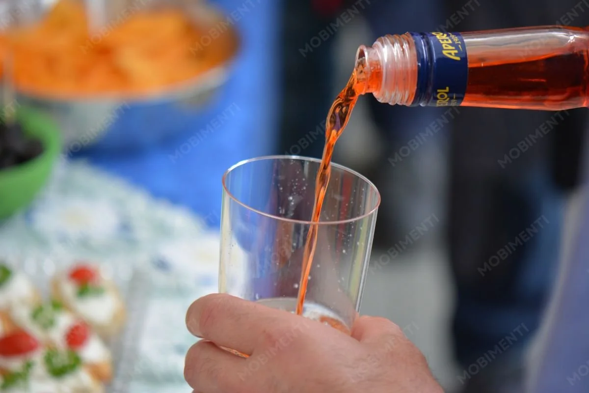 Aperol-Spritz Einschenken – Food-Fotografie
