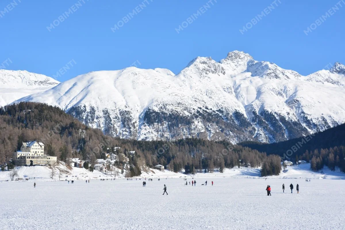 St. Moritz – Winterpanorama über dem See