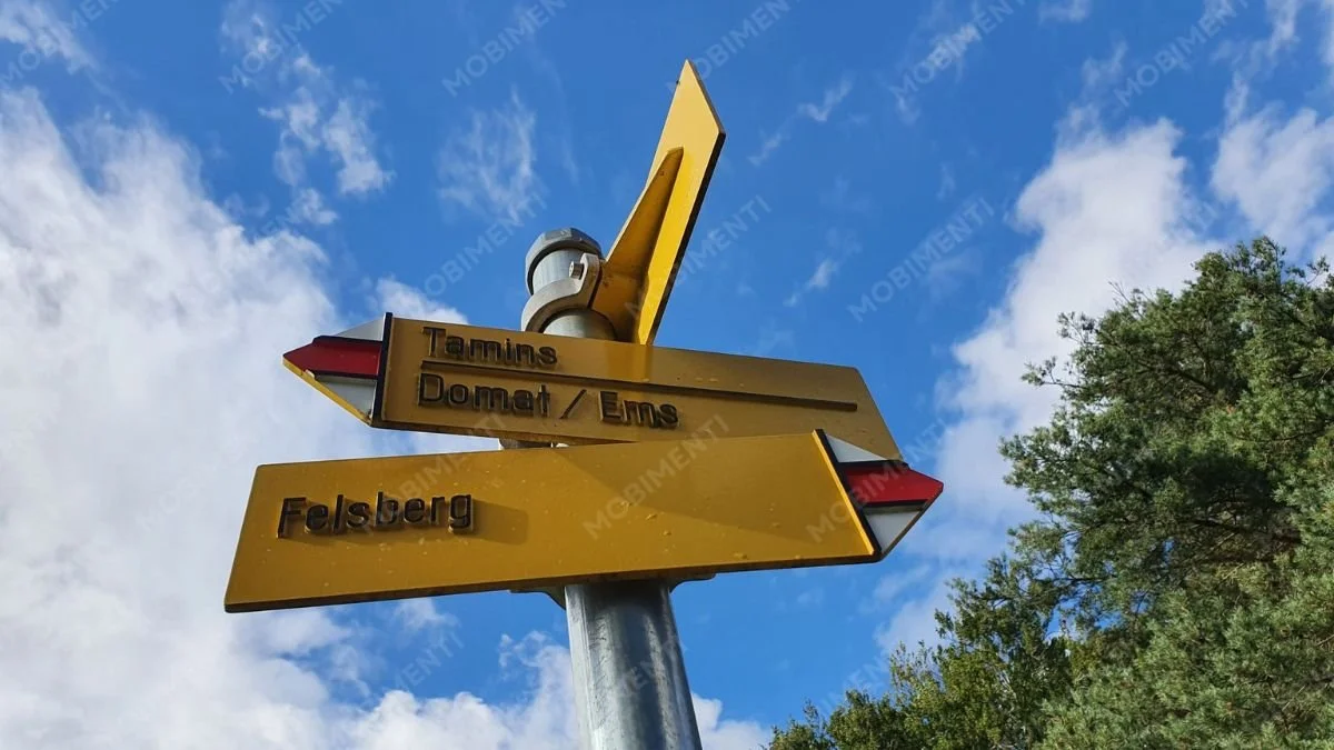 Wegweiser Felsberg-Domat/Ems – Landschaftsfotografie
