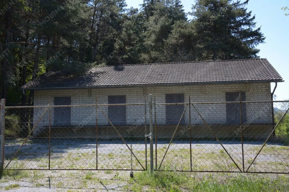 Gebäude mit mehreren Türen hinter geschlossenem Zaun