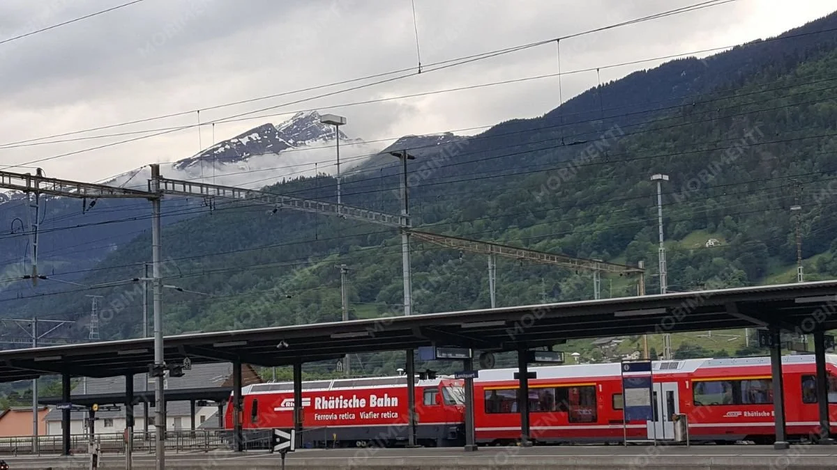 Zug im Bahnhof Landquart – Rhätische Bahn