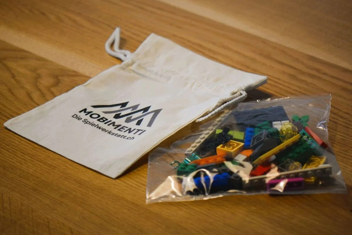 Offener Stoffbeutel mit separat verpackten LEGO‑Bausteinen als LSP‑Einstiegsset.