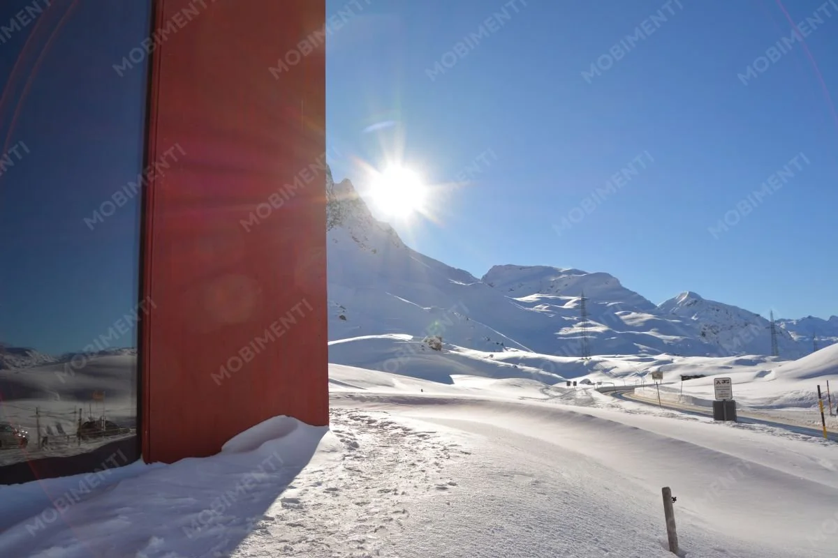 Julierpass – Winterlandschaft mit rotem Turm