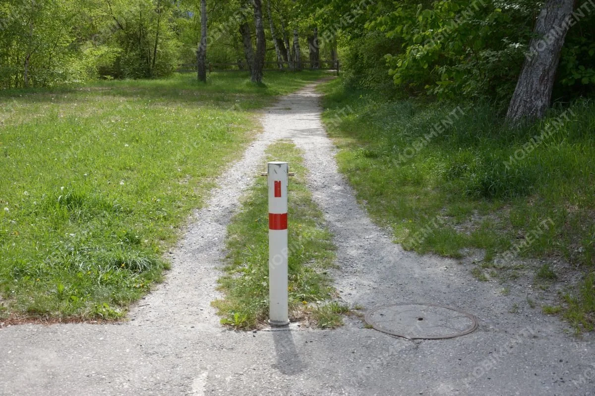 Wegfortführung mit Mittelpfosten