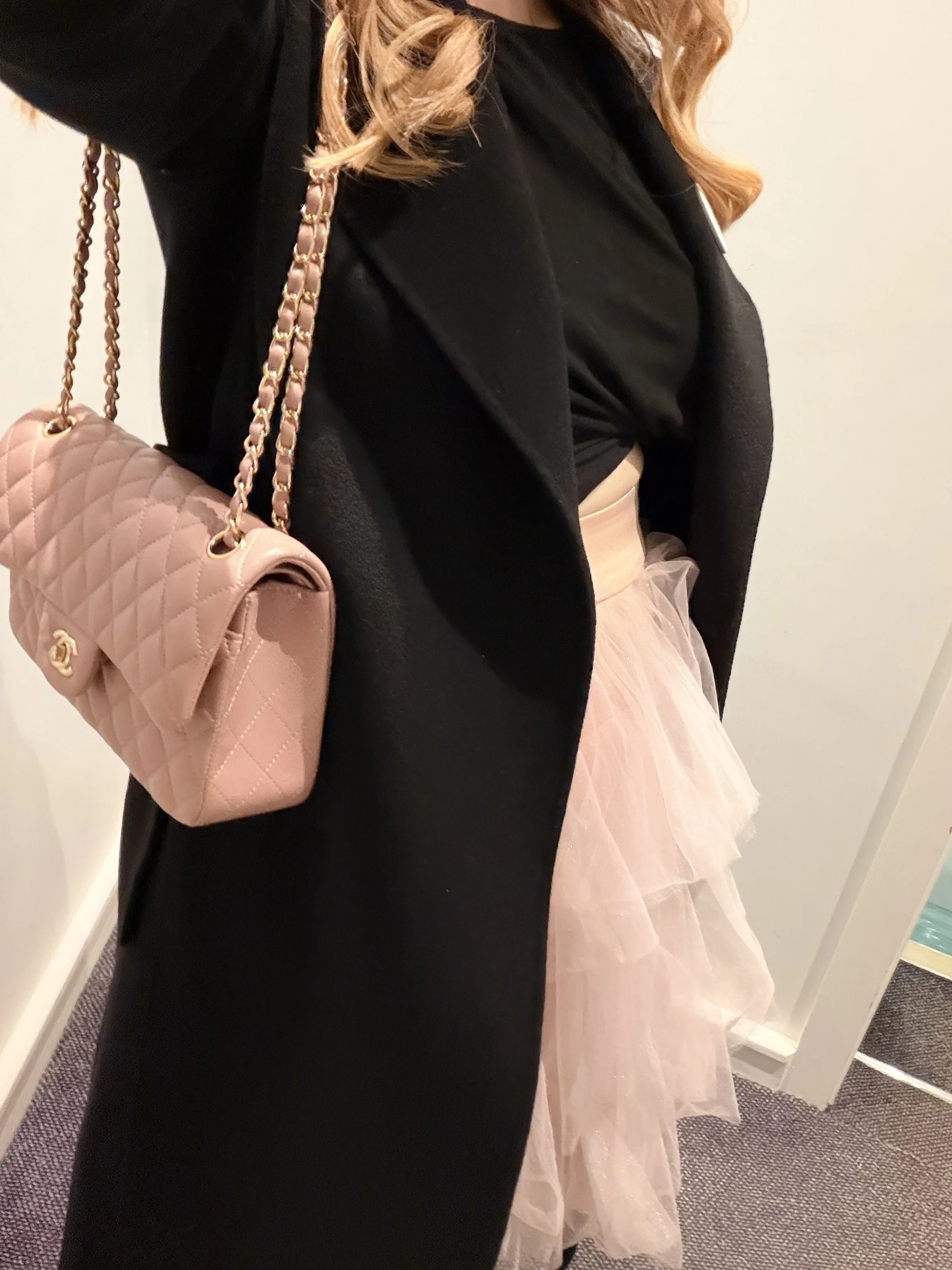 And just like that, I went to my first party pregnant. Quick selfie omw to a SATC themed do over the weekend. The Carrie-style tulle skirt emphasised my “pregnant girl” bump nicely!