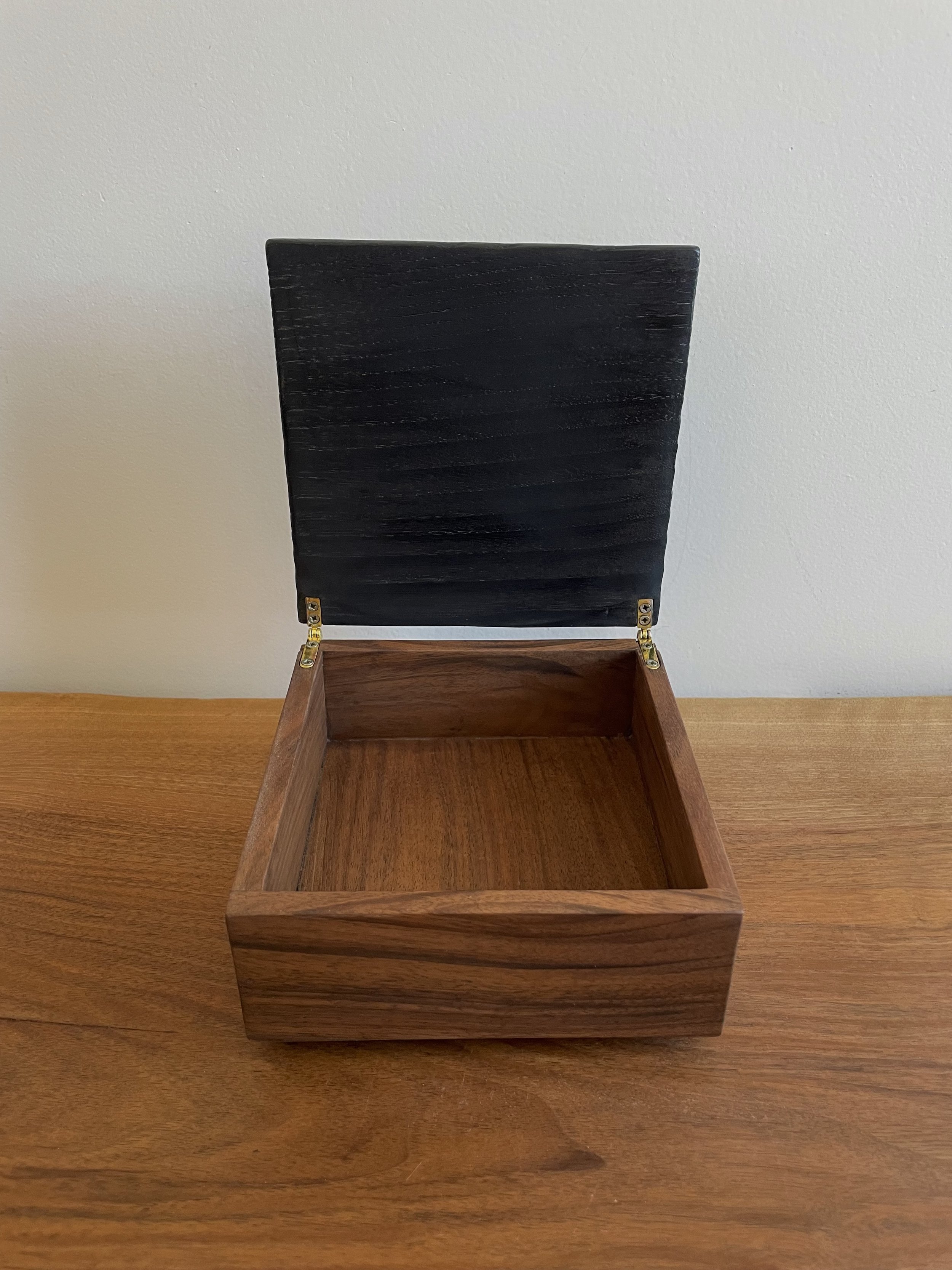 vue intérieure coffret bois noyer minimaliste japonais art collection.jpeg