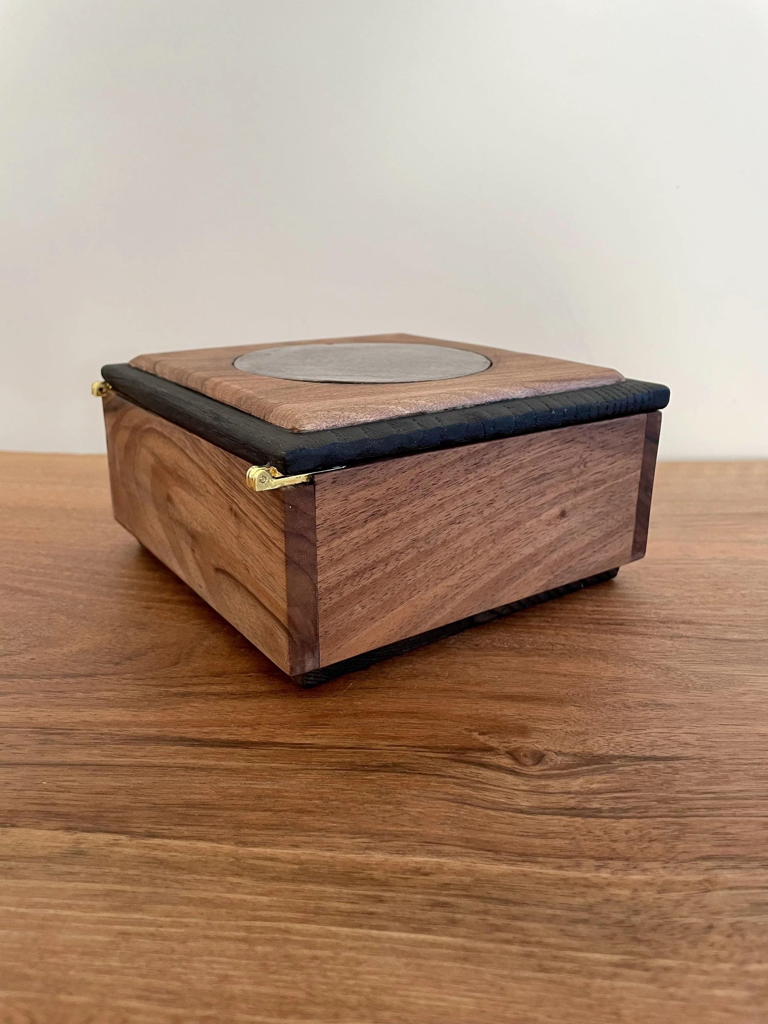 vue arrière coffret bois pièce unique collection artisanat luxe.jpeg