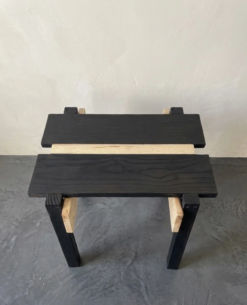 vue dessus tabouret artisanal design ébénisterie bois brutaliste.jpg