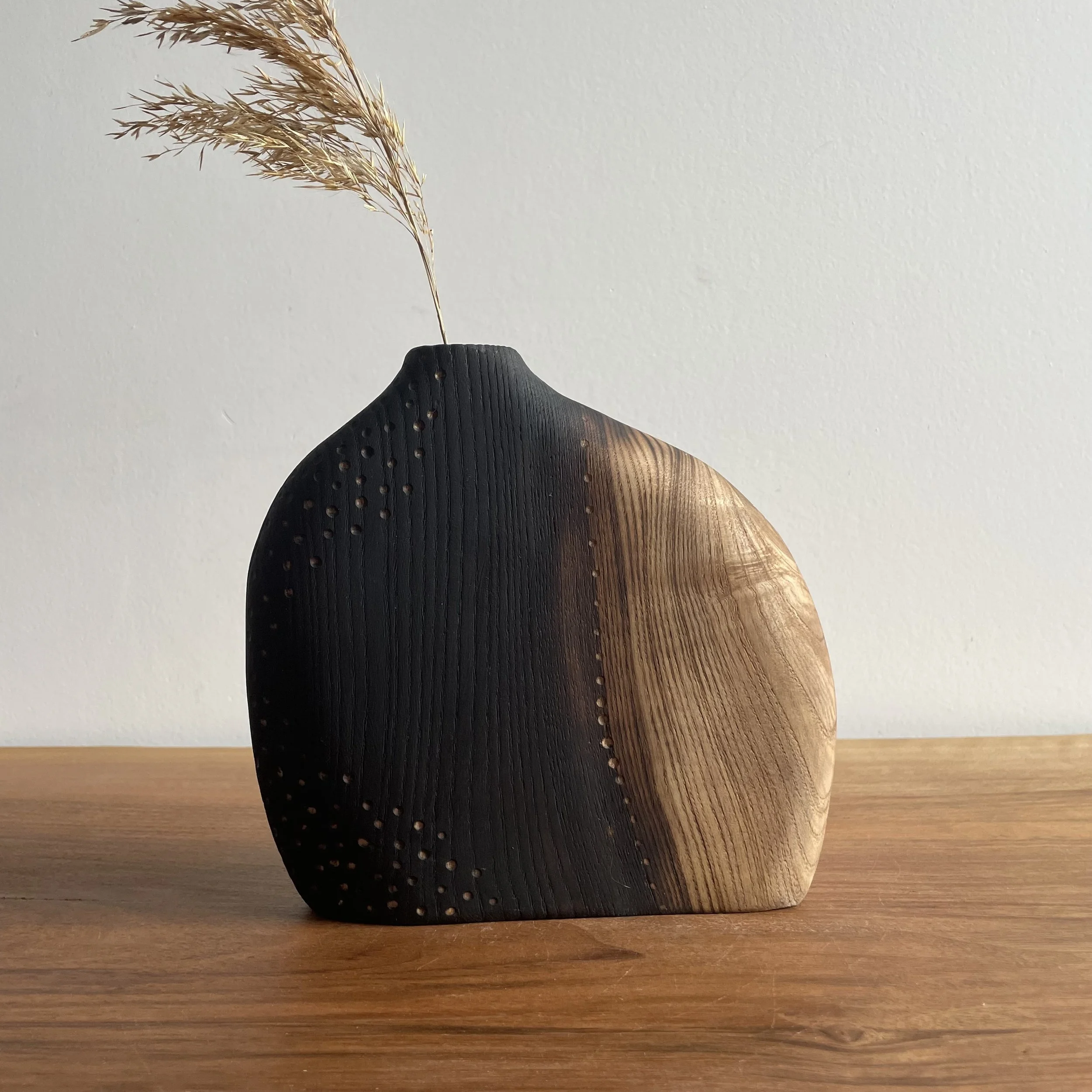 Umbra-vase-soliflore-bois-sculpté-arrière.jpeg
