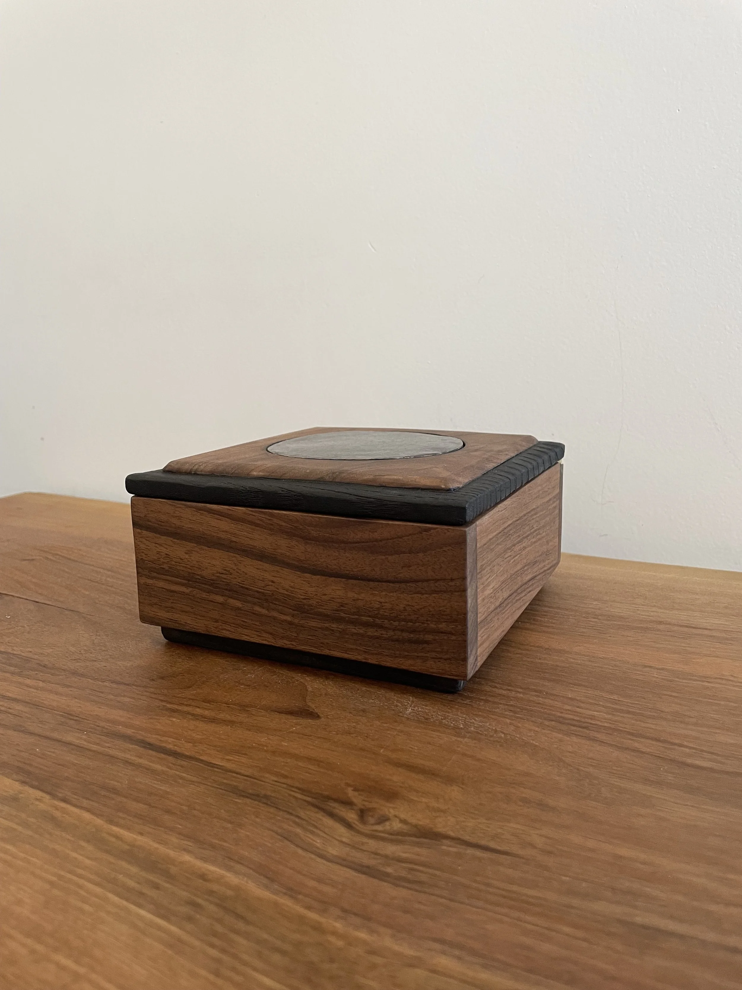 vue côté coffret bois art design japonnais brutaliste.jpeg