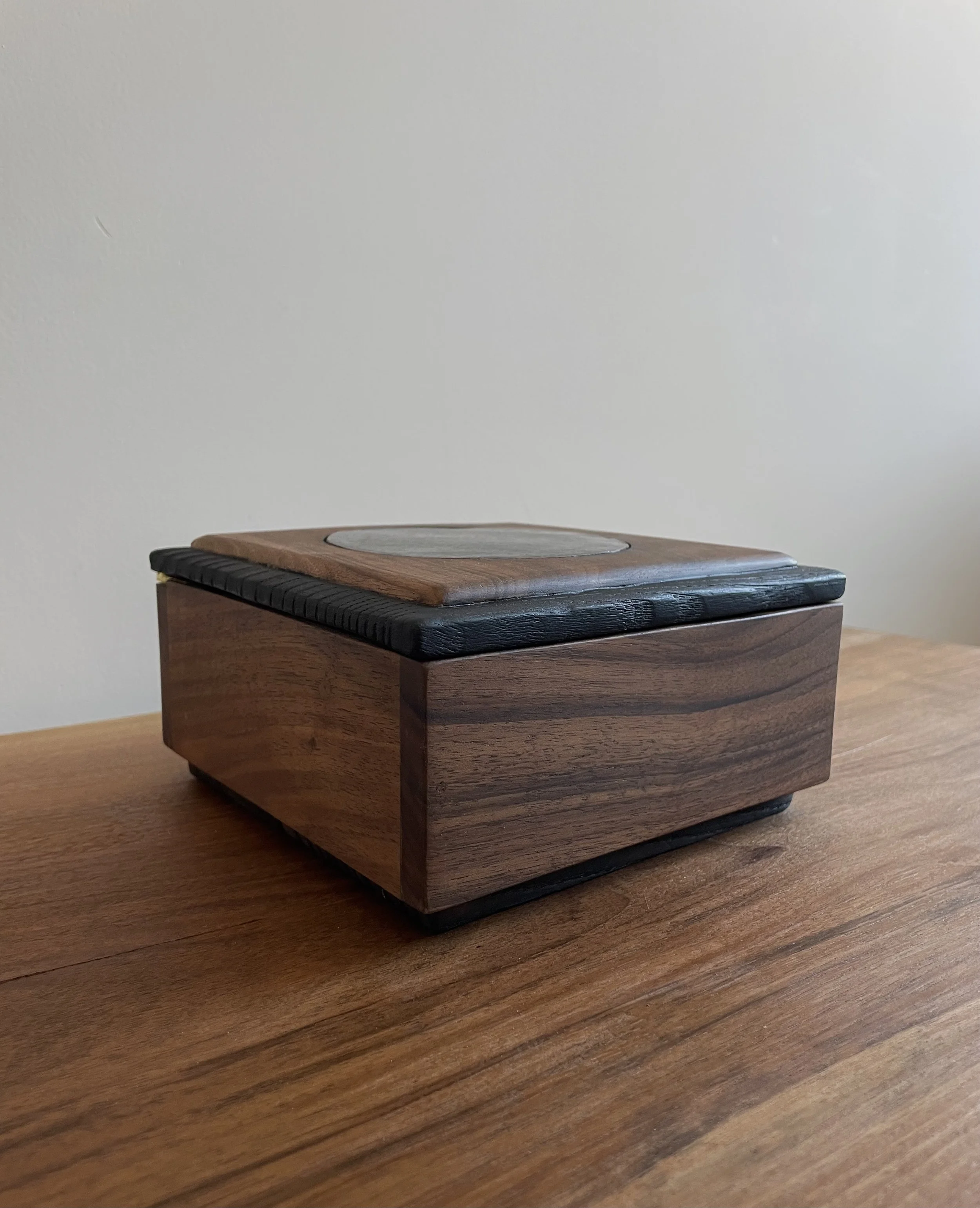 vue côté coffret en bois fait main noyer céramique bois brulé collection .jpeg