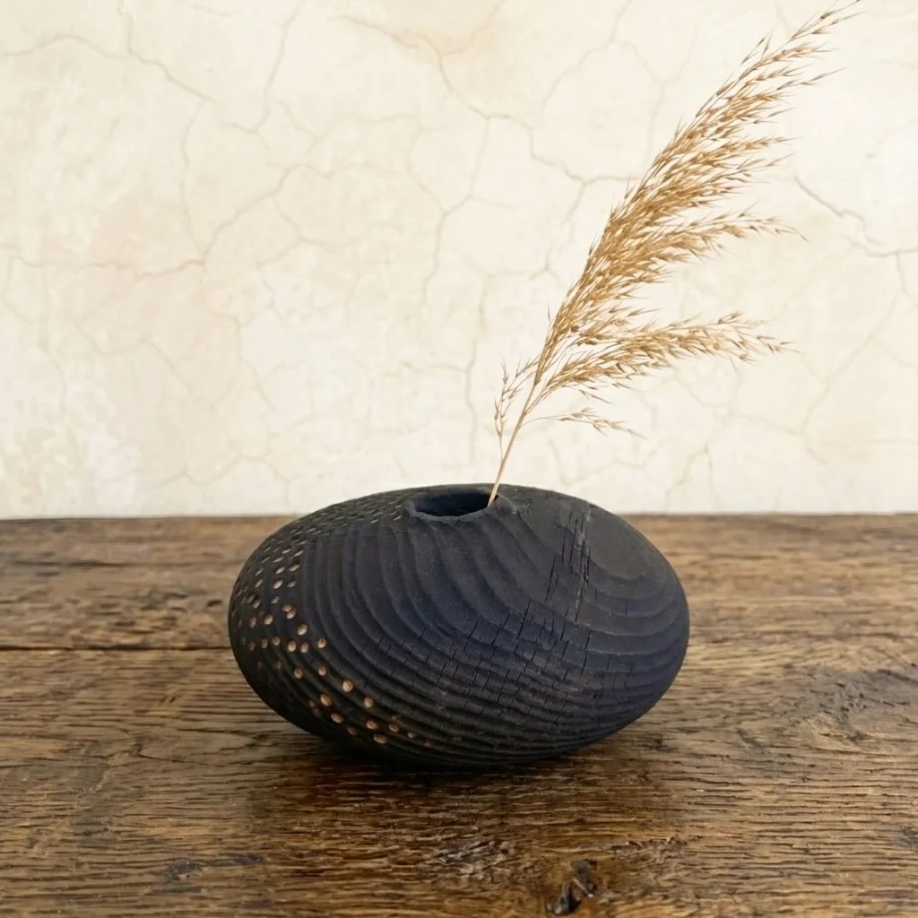 vase-rond-bois-brulé-noir-yakisugi.jpeg