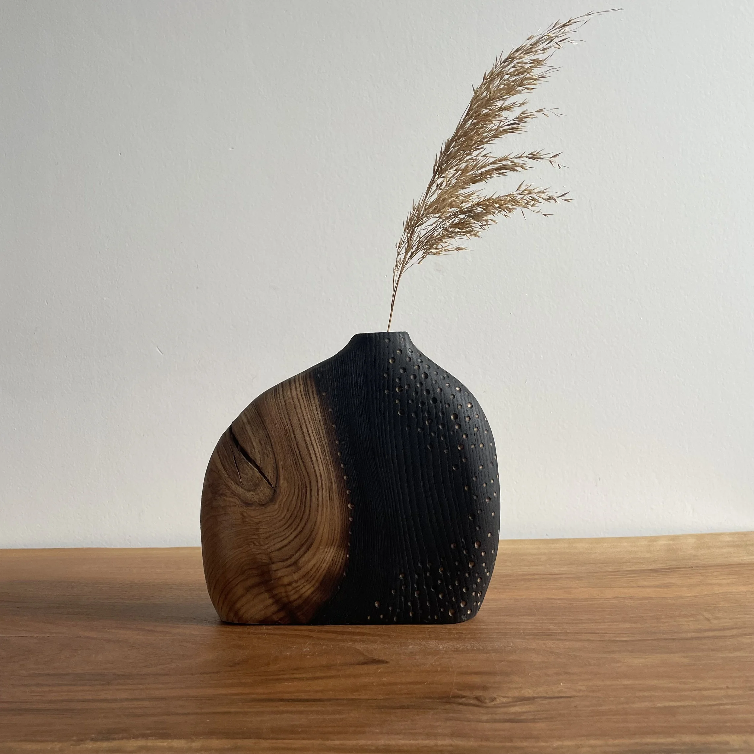 Umbra-soliflore-vase-bois-orme-brulé-sculpture.jpeg