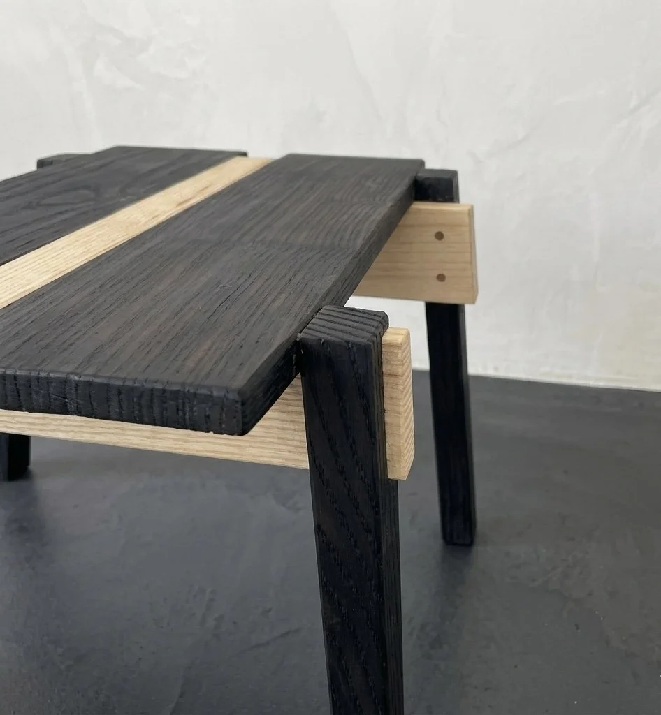 vue détail côté tabouret design collection frêne brûlé shou sugi ban .jpg