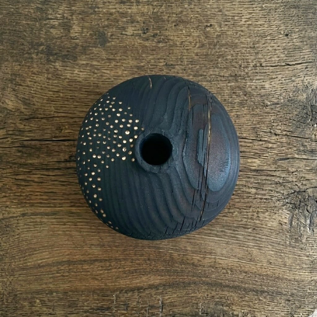vase-bois-soliflofre-dessus-brutaliste-sculpté.jpeg