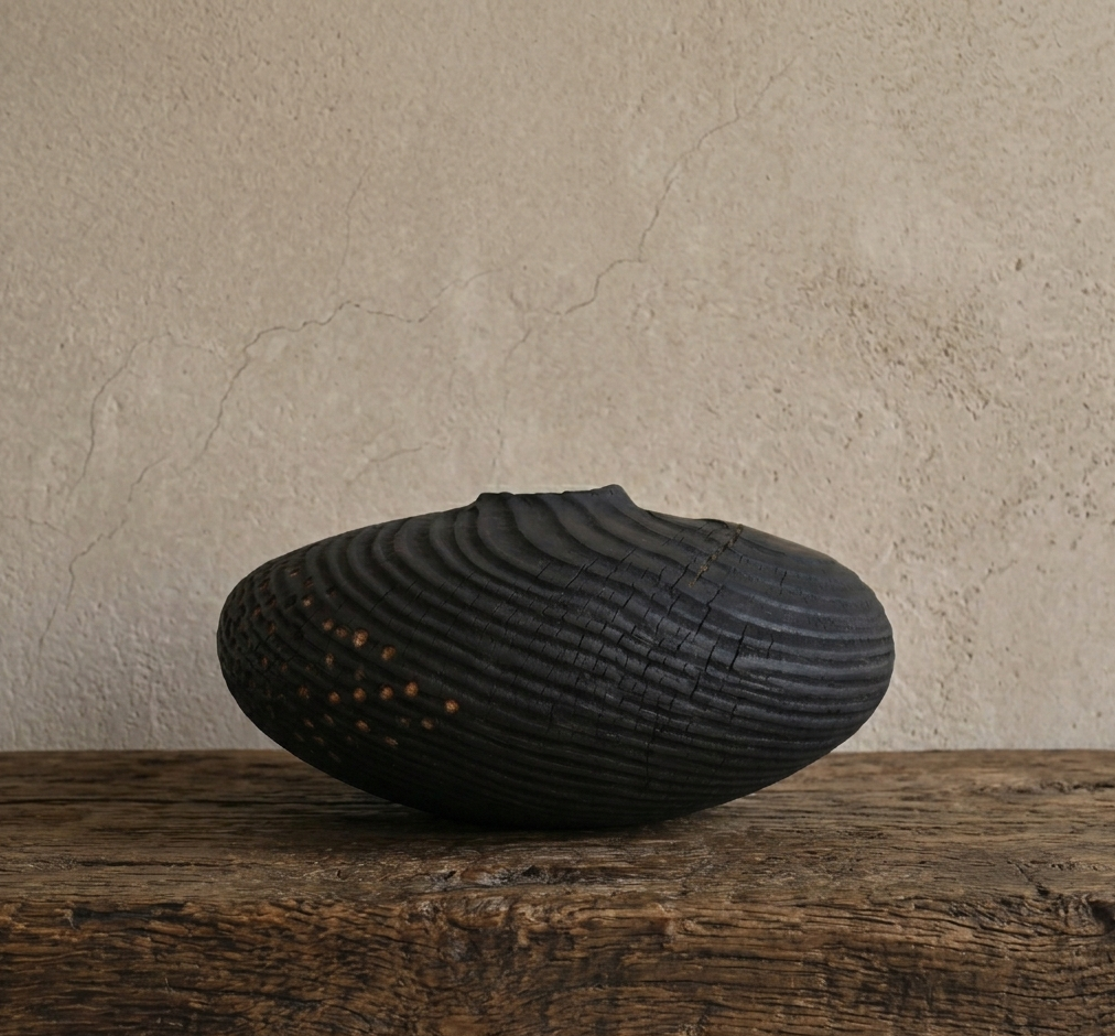 vase-bois-sculpté-profil-minimaliste.png