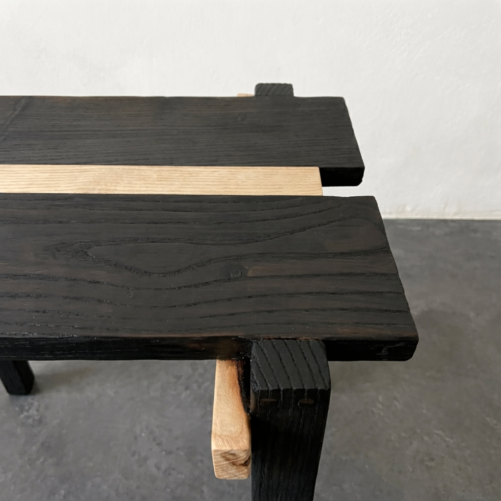 vue détails tabouret bois brûlé frêne yakisugi collection art design.PNG