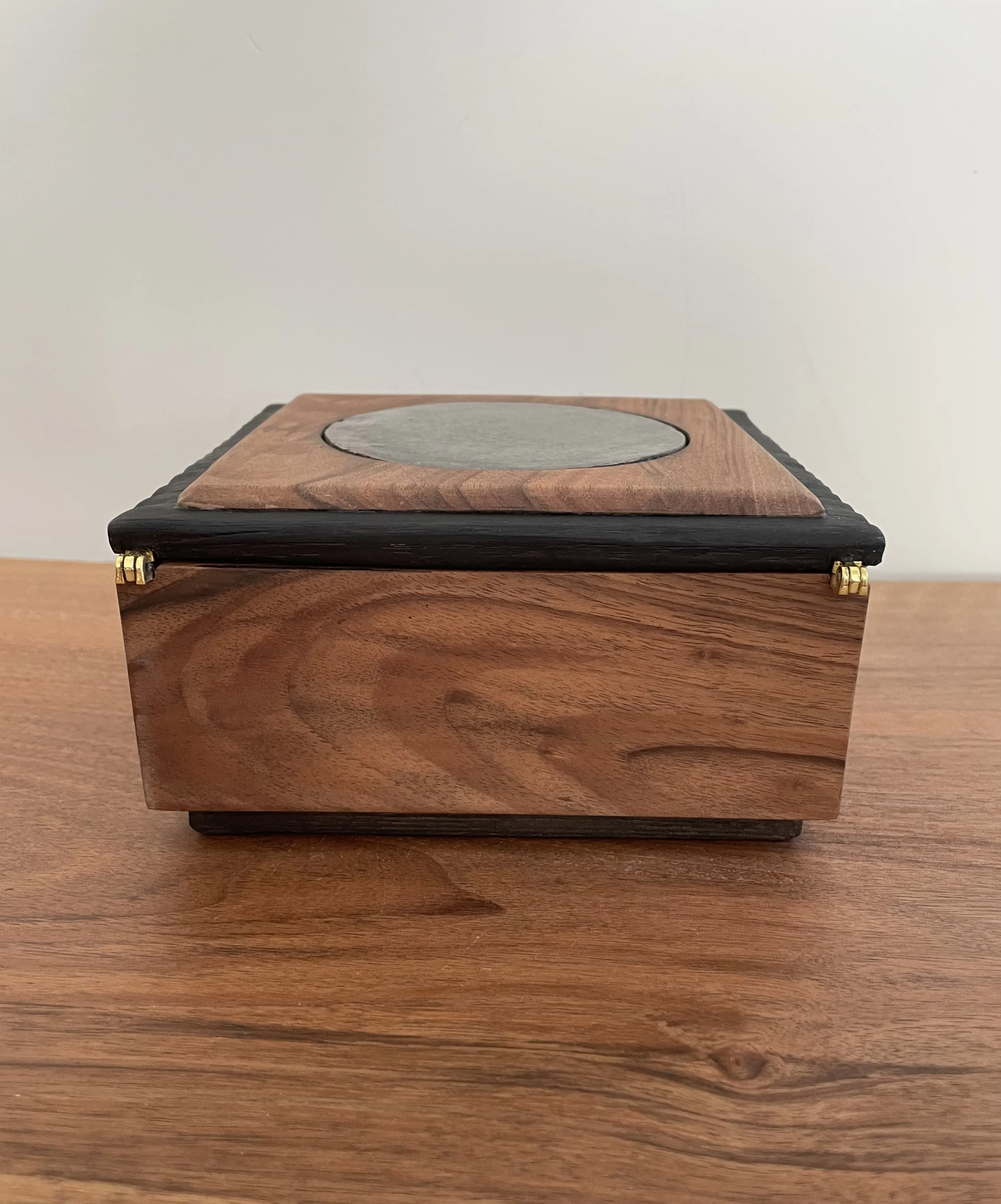 vue arrière coffret bois charnières design japonais wabi sabi.jpeg