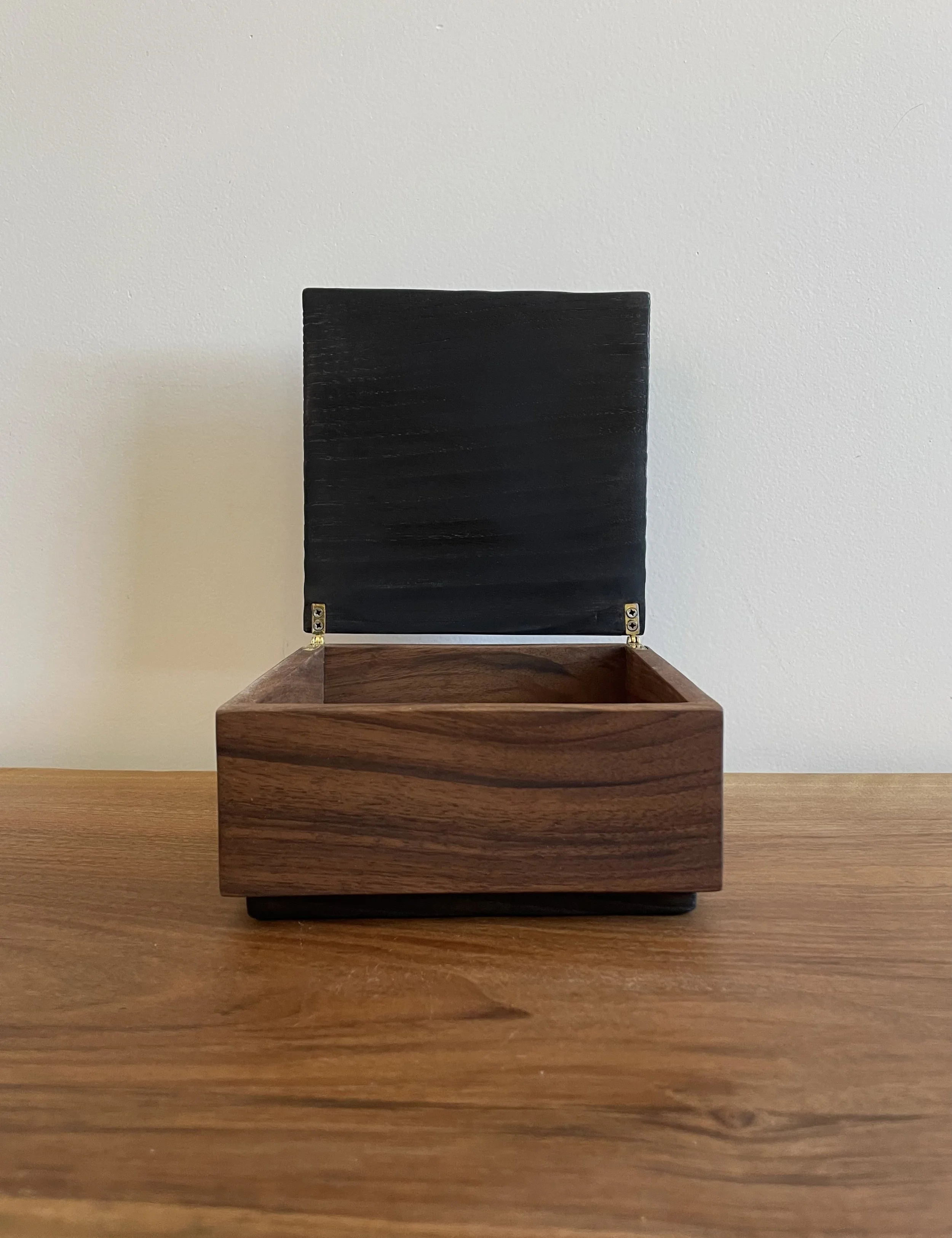 vue ouvert face coffret noyer bois fait main artisanat d'art.jpeg