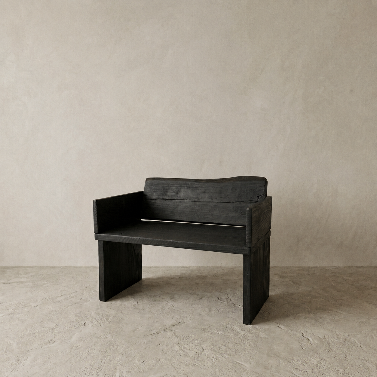 KYROS fauteuil bas brutaliste en frêne brûlé