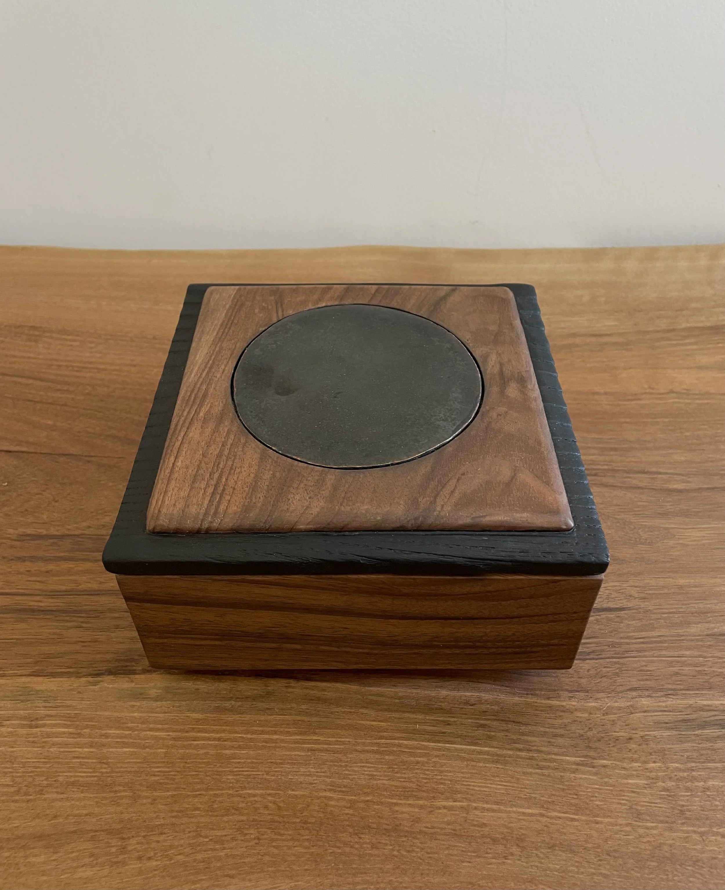 vue dessus coffret noyer et céramique bois brûlé noir design minimaliste.jpeg