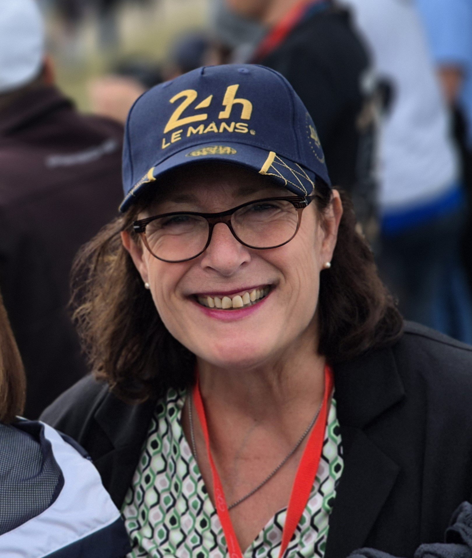 Une femme souriante qui est passionnée par son métier de formatrice indépendante manutention
