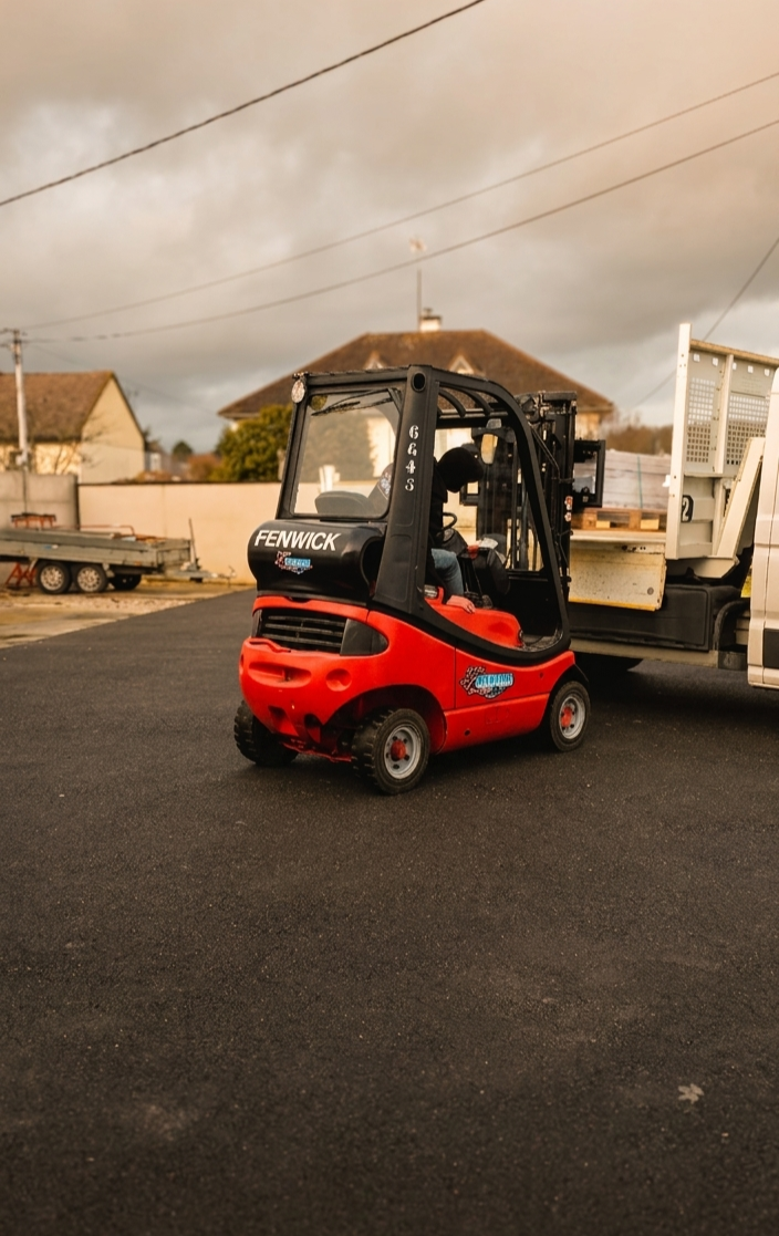 Apprenant en apprentissage du fenwick, chariot elevateur avec la formatrice