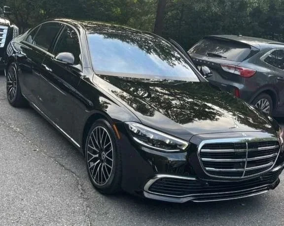 Premium Sedan
Capacity:
1-3 passengers with luggage.